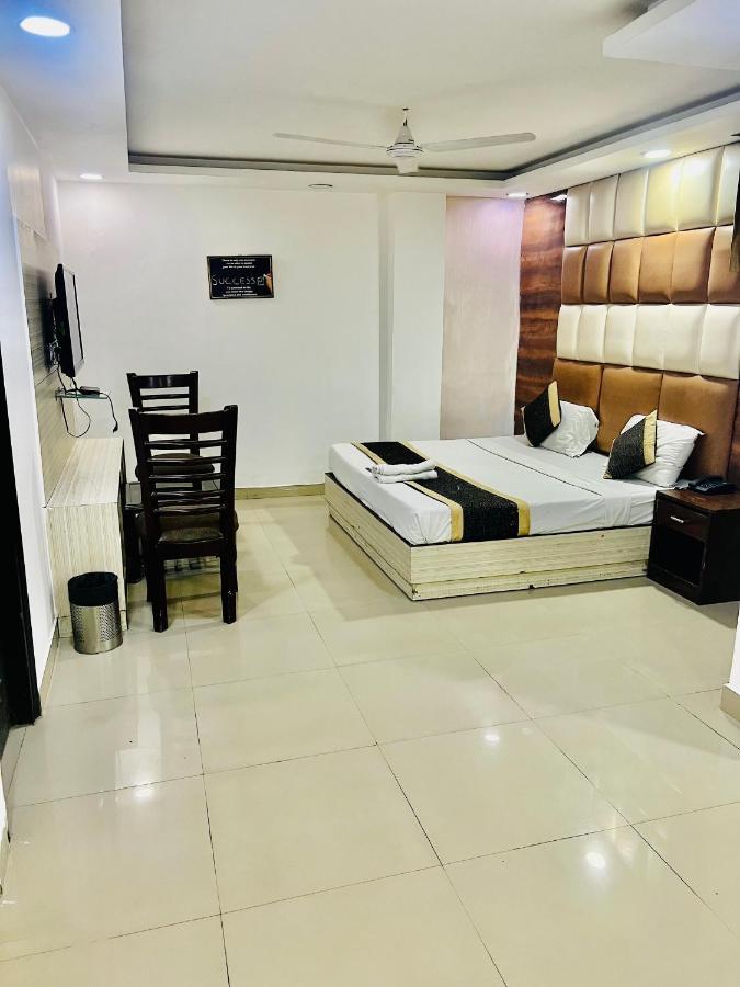 Hotel Asian Plaza Delhi Airport Нью-Дели Экстерьер фото