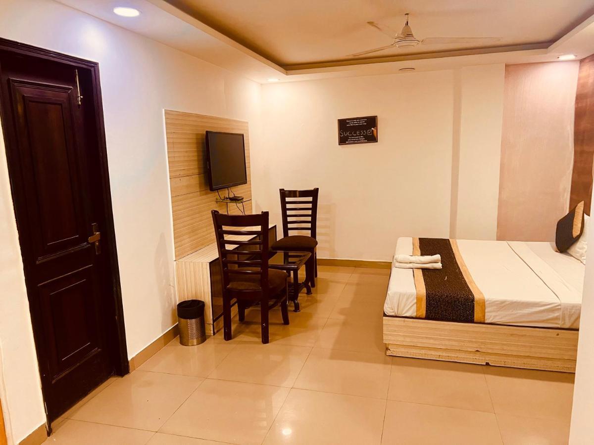 Hotel Asian Plaza Delhi Airport Нью-Дели Экстерьер фото